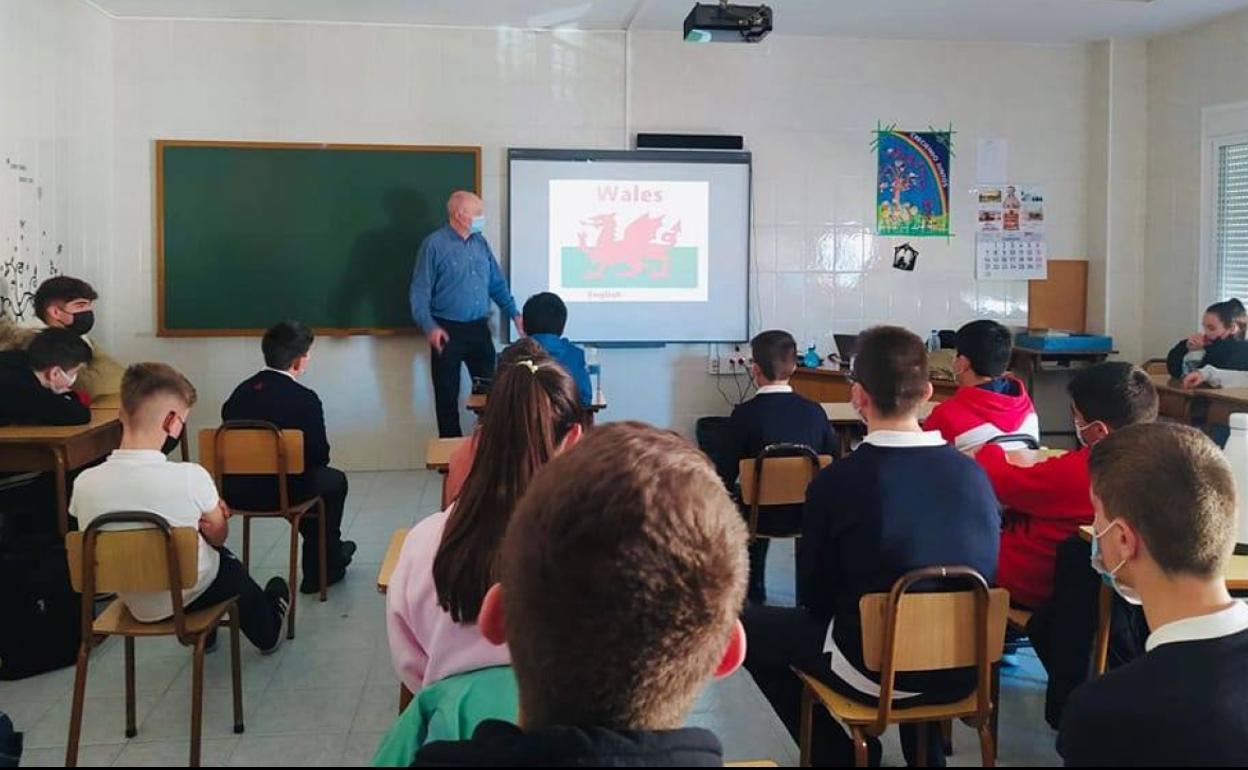 Los alumnos de ESO de Ntra. Sra. de los Dolores disfrutan de una charla sobre la cultura británica