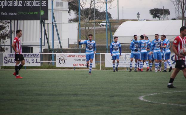 Imagen principal - Victoria del Arroyo frente al Azuaga