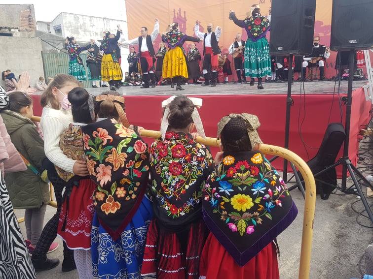 Varias pequeñas disfrutan la actuación del Harriero.