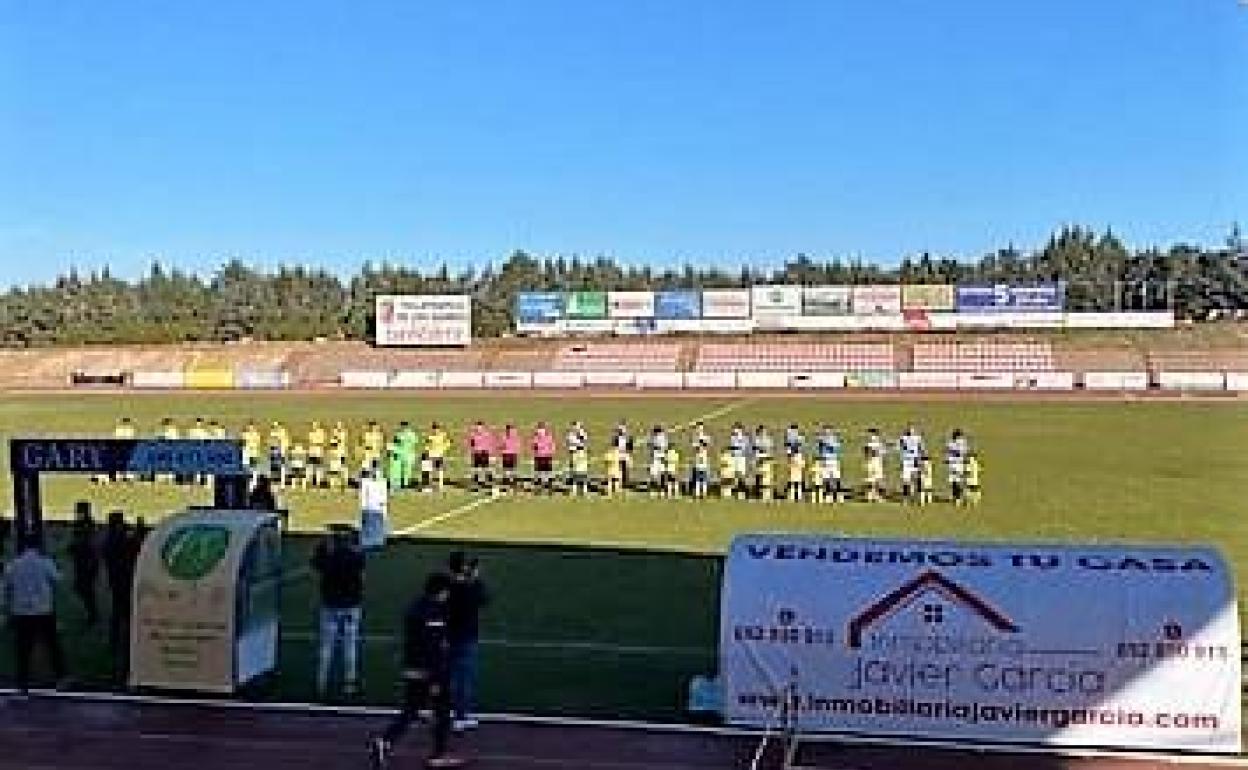 Comienzo del partido entre el Villafranca y el Arroyo. 