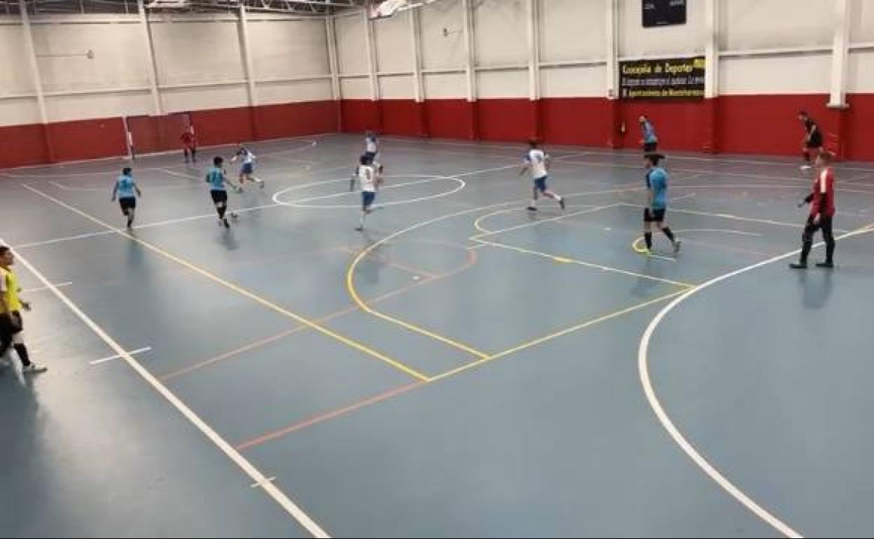 Un momento del partido entre el Montehermoso y el Arroyo. 
