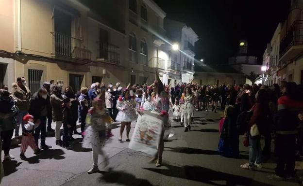 Imagen principal - Varias comparsas desfilando. 