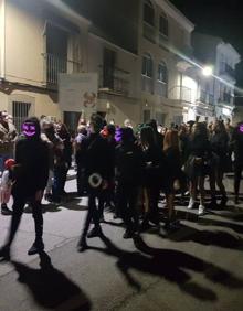 Imagen secundaria 2 - Varias comparsas desfilando. 