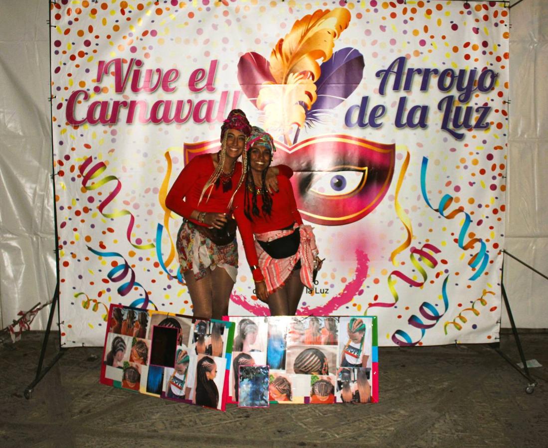 Las morenitas que hacen trenzas en la playa. Segundo premio concurso de disfraces.