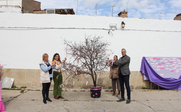 Imagen principal - Arroyo de la Luz conmemora el Día Internacional de la Mujer