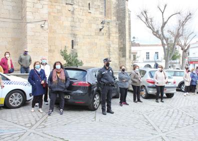 Imagen secundaria 1 - Arroyo de la Luz guarda silencio en solidaridad con el pueblo ucraniano
