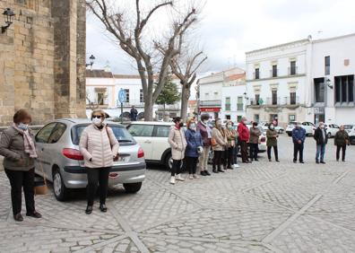 Imagen secundaria 1 - Arroyo de la Luz guarda silencio en solidaridad con el pueblo ucraniano