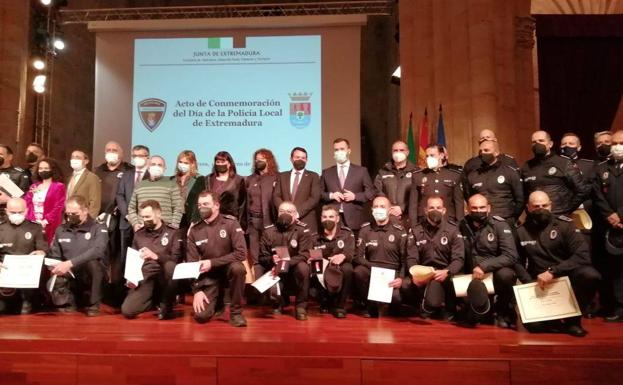 Imagen principal - Arriba, foto de familia de autoridades y premiados. Debajo; el concejal Santos Jorna, la consejera Begoña García, el jefe de policía arroyano y Carlos Caro, alcalde de Arroyo de la Luz. 
