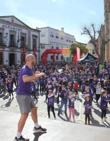 Imagen secundaria 2 - Arriba: ganadoras. Debajo: autoridades y premiados y sesión de zumba tras la carrera. 