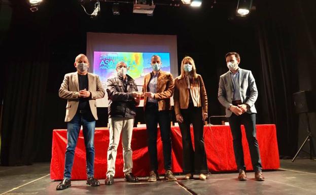 Imagen principal - Entrega del reconocimiento a la Universidad Popular y al Ayuntamiento de Arroyo de la Luz. 