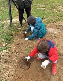Imagen secundaria 2 - El Centro de Interpretación cuenta con un nuevo huerto ecológico gracias a la actividad 'La Botica de la Dehesa'