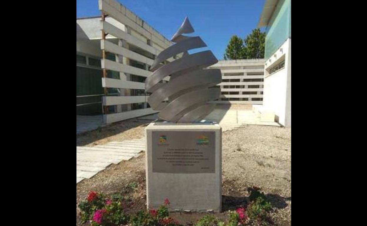 Monolito de los donantes de sangre a las puertas del centro de salud de Arroyo de la Luz. 