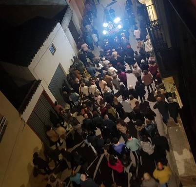 Imagen principal - El Nazareno recorrió las calles de Arroyo de la Luz durante el Miércoles Santo