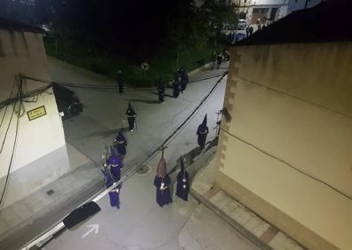 Imagen secundaria 1 - El Nazareno recorrió las calles de Arroyo de la Luz durante el Miércoles Santo