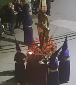 Imagen secundaria 1 - Amarrado a la columna. 