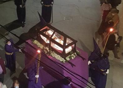 Imagen secundaria 1 - Los arroyanos acompañan las procesiones del Viernes Santo