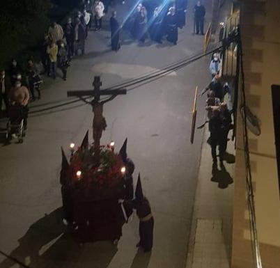 Imagen principal - Los arroyanos acompañan las procesiones del Viernes Santo
