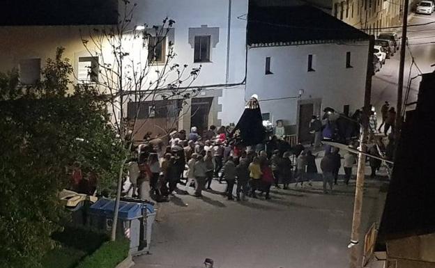 Imagen principal - Los arroyanos acompañan las procesiones del Viernes Santo