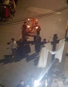 Imagen secundaria 2 - Los arroyanos acompañan las procesiones del Viernes Santo