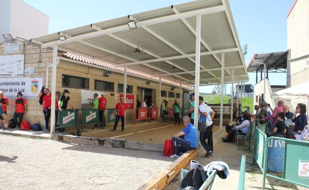 Imagen principal - 32 parejas participaron en el VII Trofeo Local de Petanca &#039;Día de la Luz&#039;