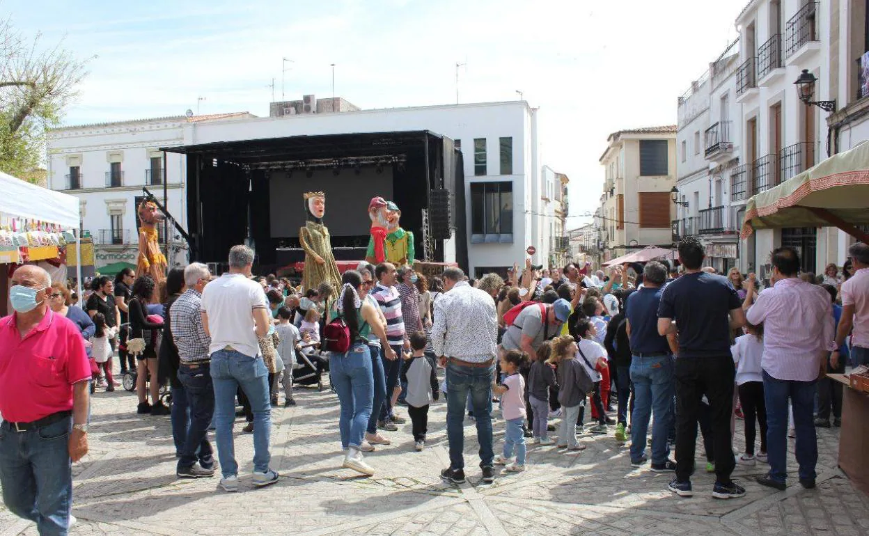 Gran asistencia en la Feria de la Artesanía y llegada de los cabezudos a la plaza. 