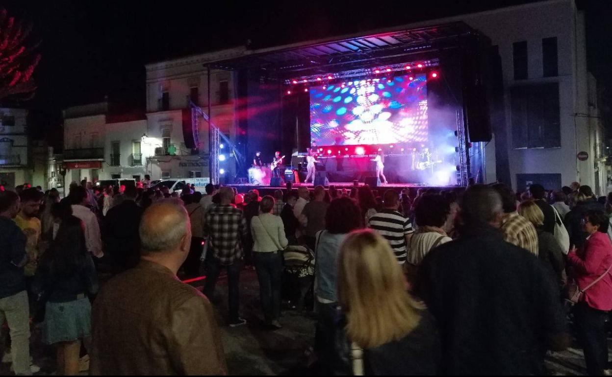 'La Búsqueda' con la plaza llena de gente. 