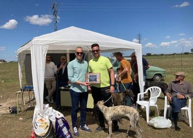 Imagen secundaria 1 - Arriba, premiados y torneo de petanca. Debajo, participantes en el 3x3. 