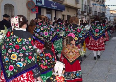 Imagen secundaria 1 - Arriba, la Virgen bajo el arco entrada. Debajo, personas ataviadas con el traje típidco. 