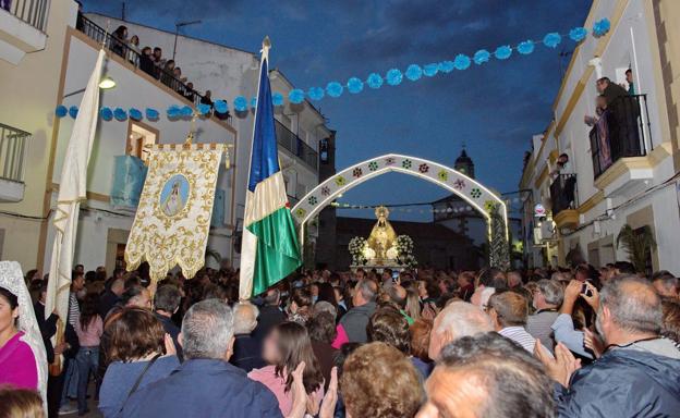 Imagen principal - Arriba, la Virgen bajo el arco entrada. Debajo, personas ataviadas con el traje típidco.