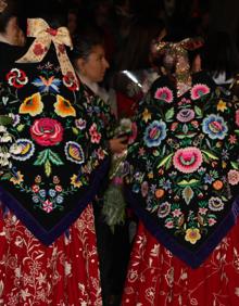 Imagen secundaria 2 - Arriba, la Virgen bajo el arco entrada. Debajo, personas ataviadas con el traje típidco. 