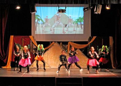 Imagen secundaria 1 - La Gala Solidaria 'Musical de cuento' recauda 805,80 euros para Ucrania