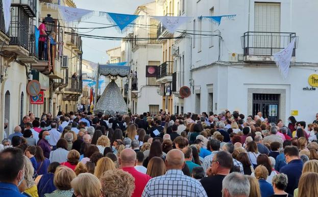 Imagen principal - Arroyo llenó La Corredera para despedir a la Virgen