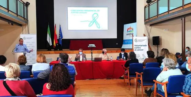Imagen principal - Arroyo de la Luz acogió el segundo encuentro provincial de Juntas Locales de la AECC