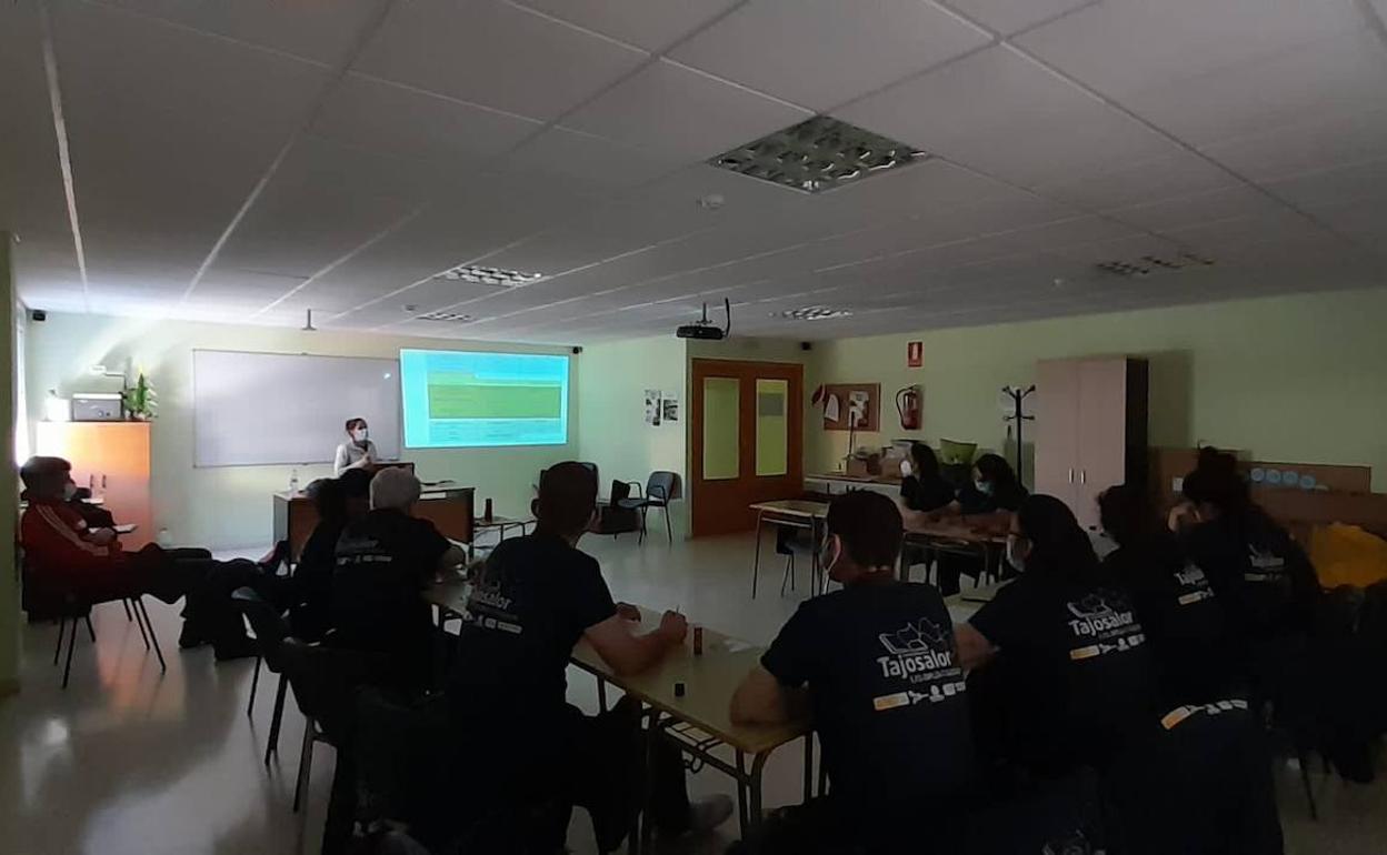 Alumnos de la Escuela Profesional 'Emplea T' de Arroyo de la Luz celebran el Día Mundial de las Aves