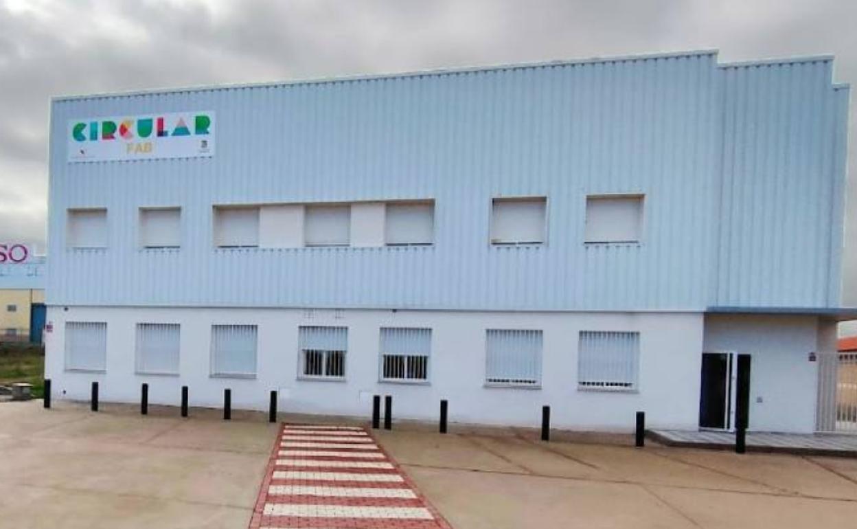 El Circular Fab ofrece acceso libre para probar la máquina de coser, bordadora y remalladora