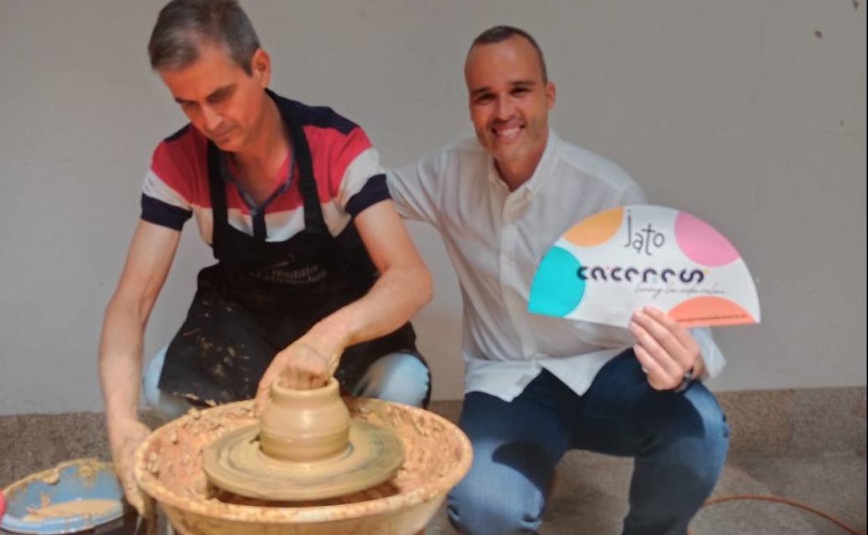 Carlos Caro, alcalde de Arroyo de la Luz, en el taller de cerámica en JATO. 