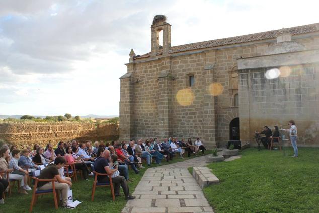 Maria Isabel Molano, técnico de la Oficina de Ciudades Saludables y Sostenibles, presentando el acto.