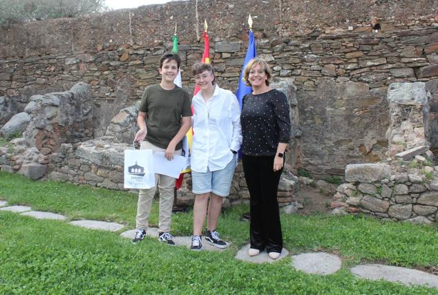 Integrantes del Consejo de Participación Infantil-Adolescente de la localidad; Irene Hurtado Moreno y Álvaro González Talavera junto a la concejala Mercedes Pérez. 