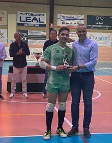 Imagen secundaria 2 - Arriba; entrega del trofeo a los ganadores. Debajo izquierda; entrega del trofeo a los subcampeones. Debajo derecha; entrega del trofeo al meor jugador. 