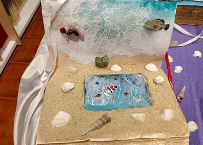 Imagen secundaria 1 - Exposición libros con agua y taller sobre los océano