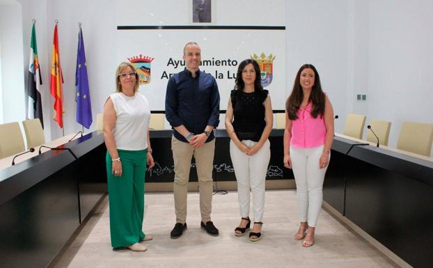 Imagen principal - La Consejera de Educación, Esther Gutiérrez, visita las obras realizadas en el IES Luis de Morales