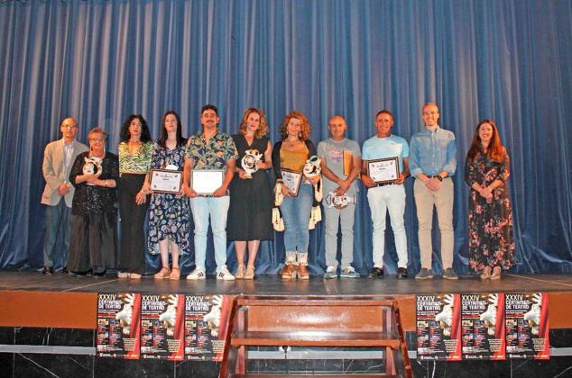 Foto de familia de los premiados junto a las autoridades. 
