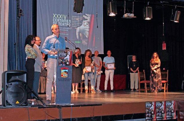 Foto de familia de los premiados junto a las autoridades. 