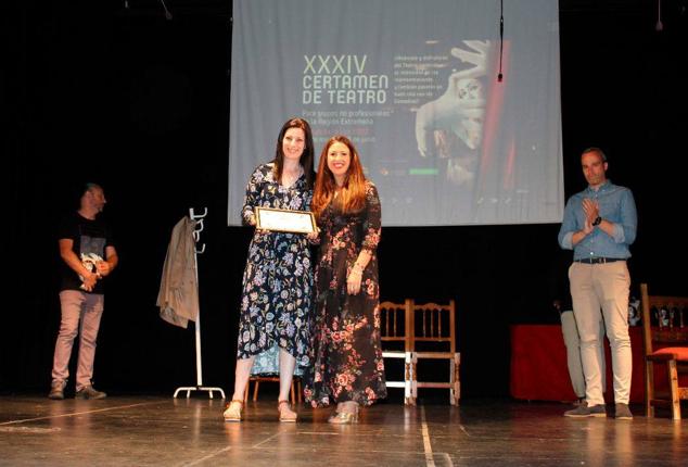 Foto de familia de los premiados junto a las autoridades. 