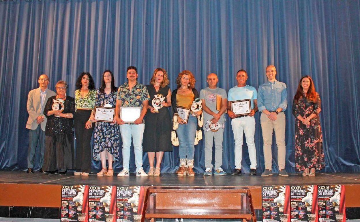 Autoridades y premiados en el certamen. 