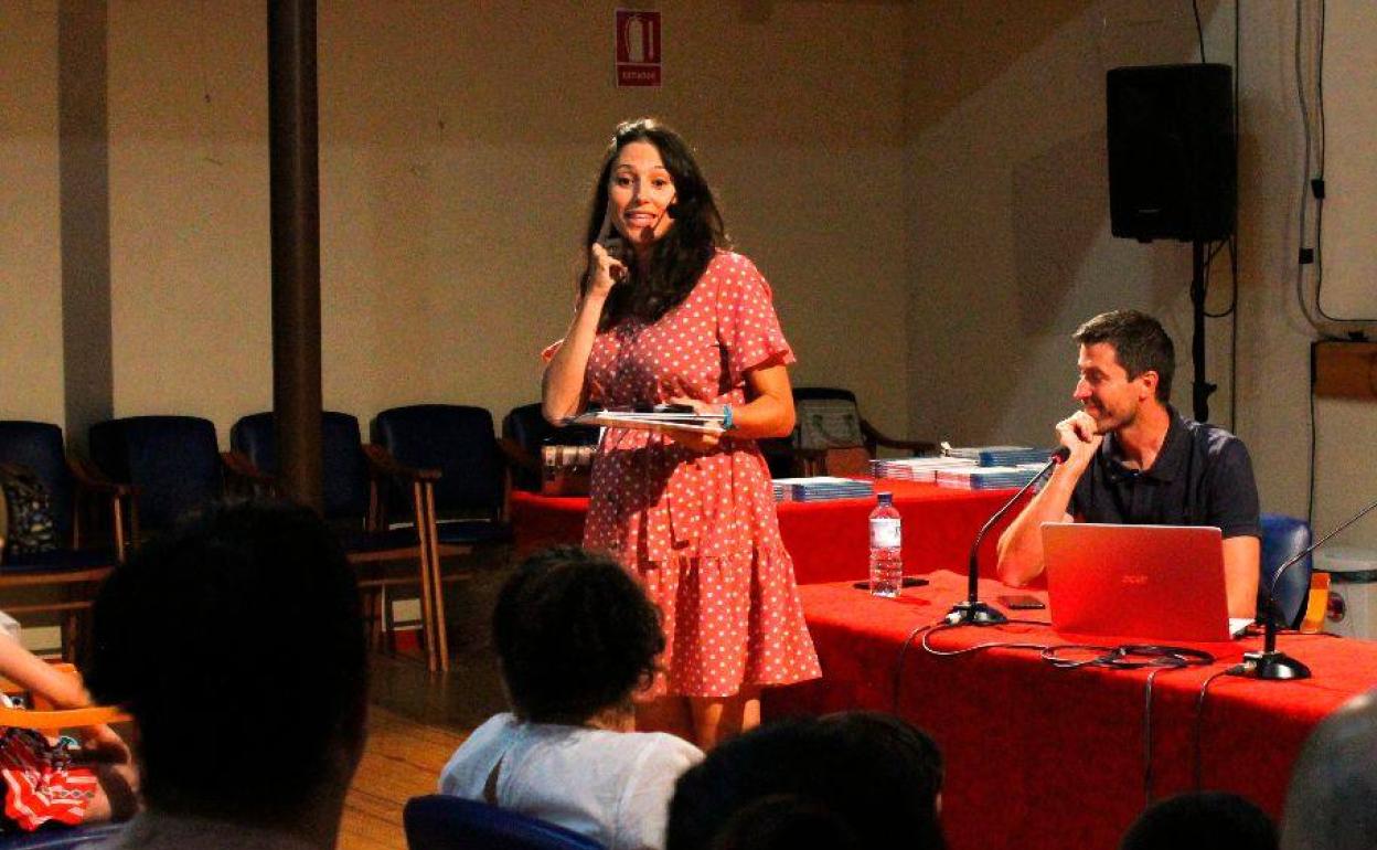 Los autores durante la presentación del libro. 