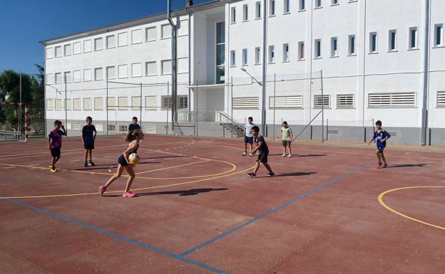 Imagen principal - El Campus de Verano AD Arroyo Fútbol Sala comienza con la visita de DYA Extremadura