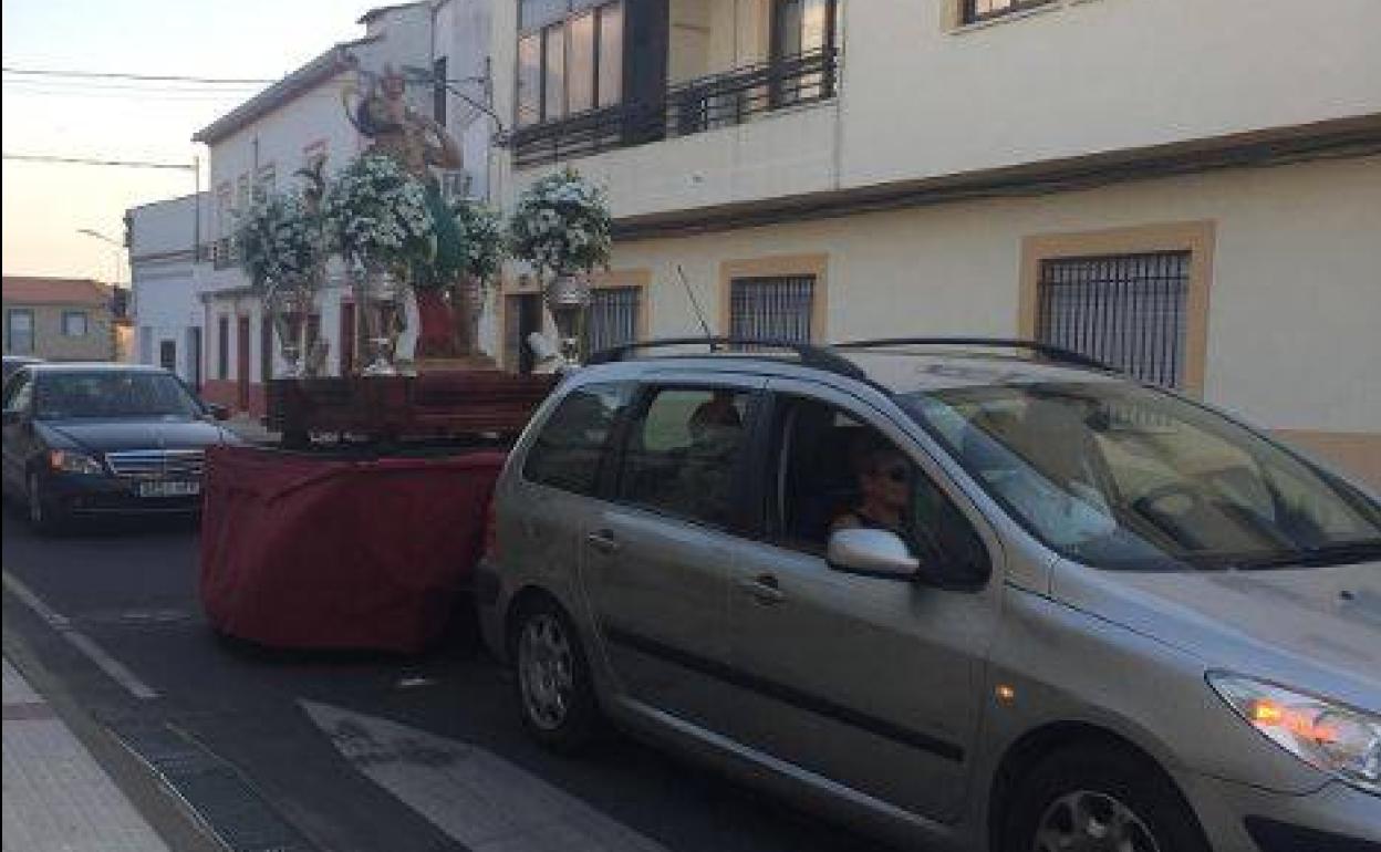 Los coches vuelven a desfilar en honor a San Cristóbal