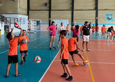 Imagen secundaria 1 - Jornada con las jugadoras de voleibol. 