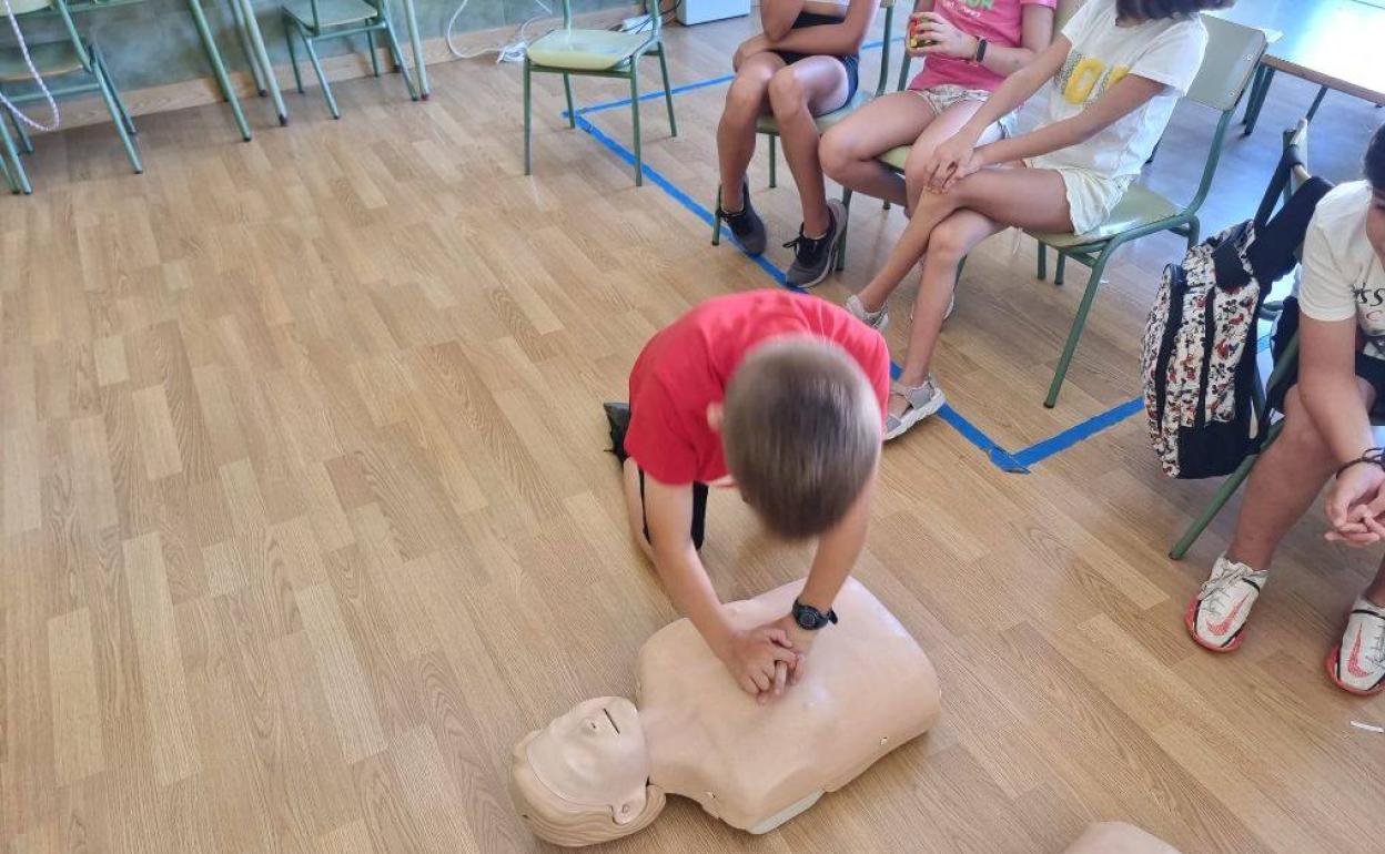 Un niño aprendiendo a realizar una RCP. 